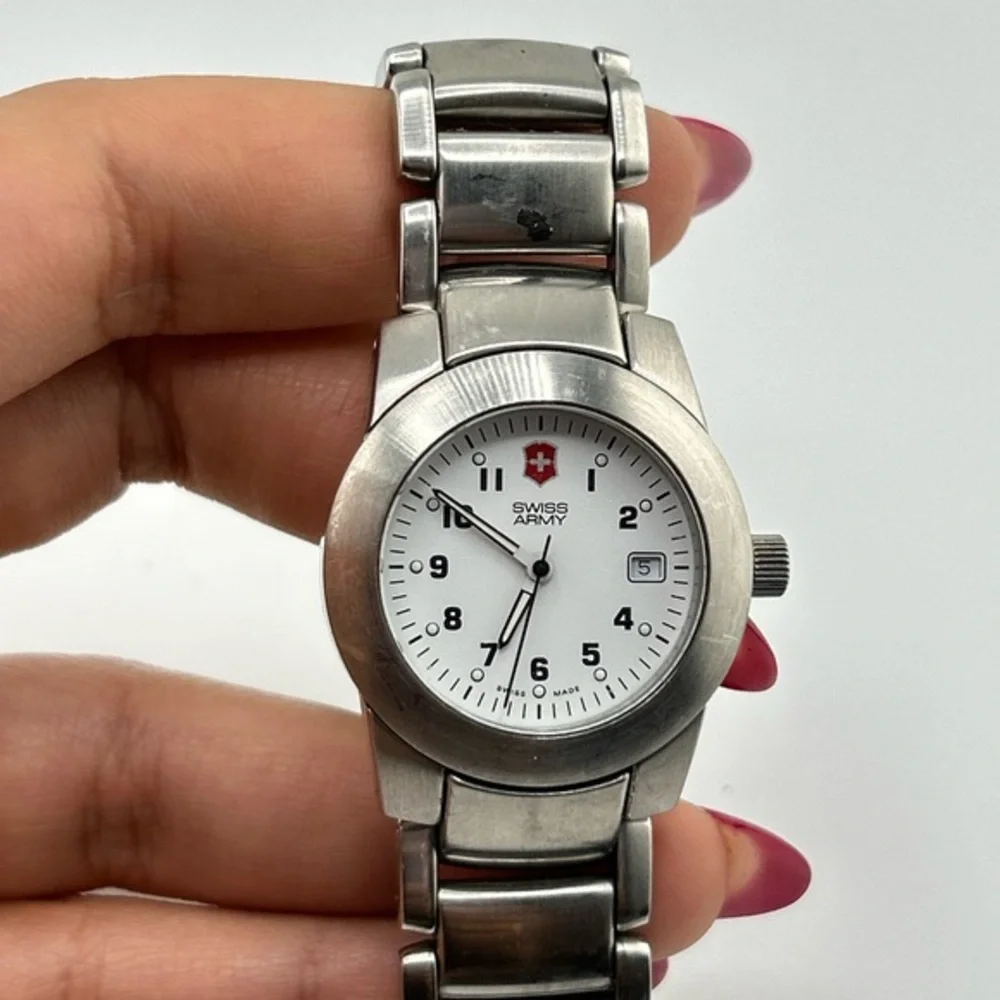 VICTORINOX SWISS ARMY MENS WATCH SIVER TONE #579